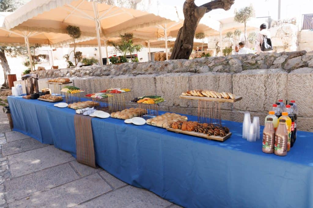 בר מצווה בכותל עם ארוחת בוקר