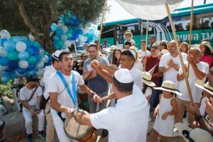 בר מצווה בכותל עם מתופפים ושופרות