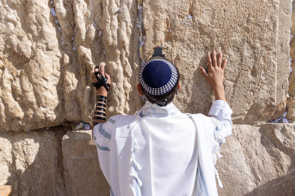 המדריך המקיף לבחירת פייטנים לבר מצווה בכותל